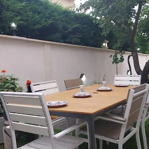 Hébergement de vacances Maison En Rez-de-chaussée,jardin, Très Bien Située, Arles